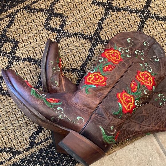 Excellence in motion wearing a fabulous Johnny Ringo boots🌺🌸🌺 - Picture 13 of 15